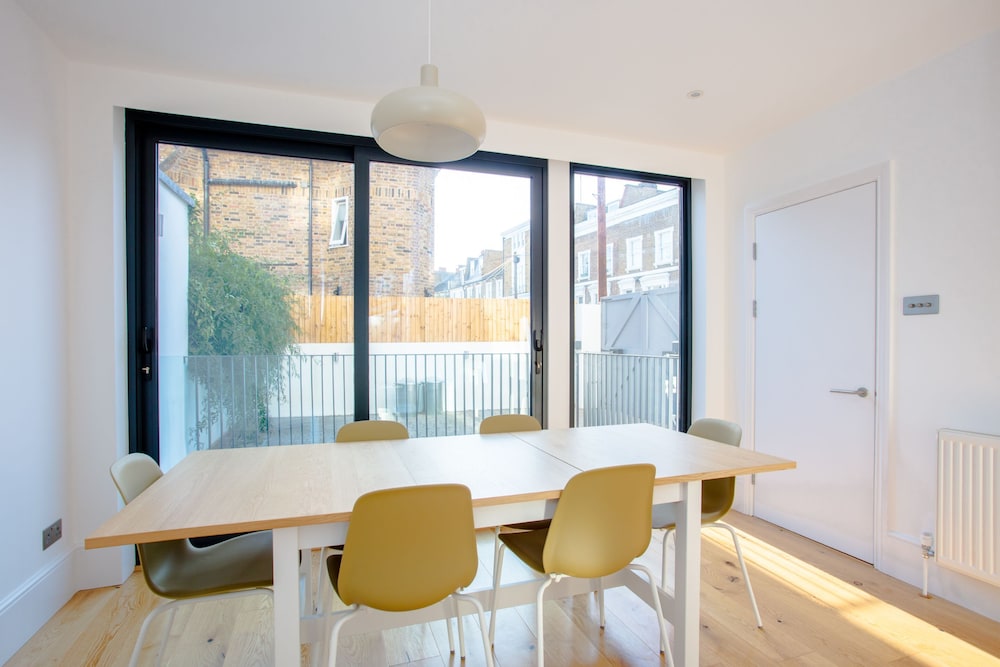 Newly Refurbished Modern 3 Bedroom Apartment in Affluent Fulham