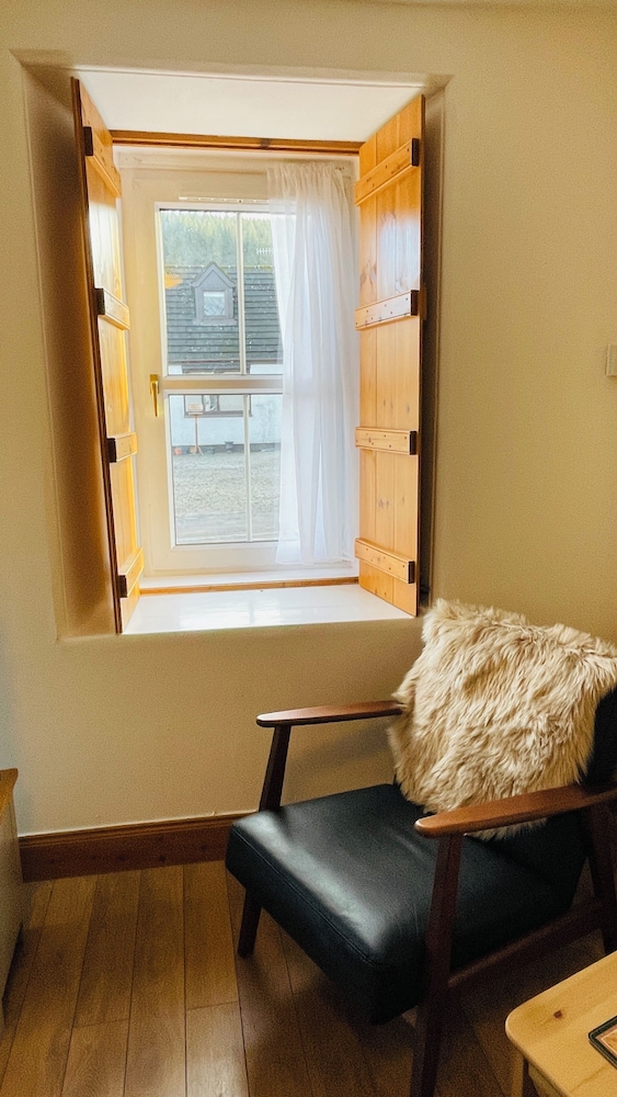 Traditional Highland Cottage Near Loch Ness-sleeps 6