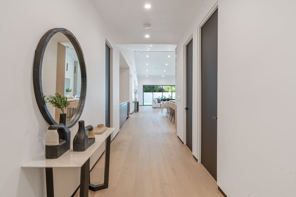 Noble Modern - Urban Sanctuary in Sherman Oaks With Poolside and Patio
