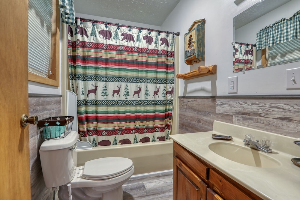 Wandering Creek - 2 Bedrooms, 1 Baths, Sleeps 6 Cabin by RedAwning