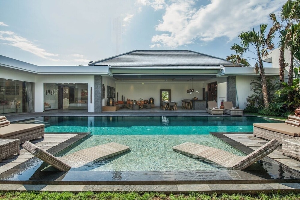 Splendid 6BR Villa, Just 400m to the Shoreline