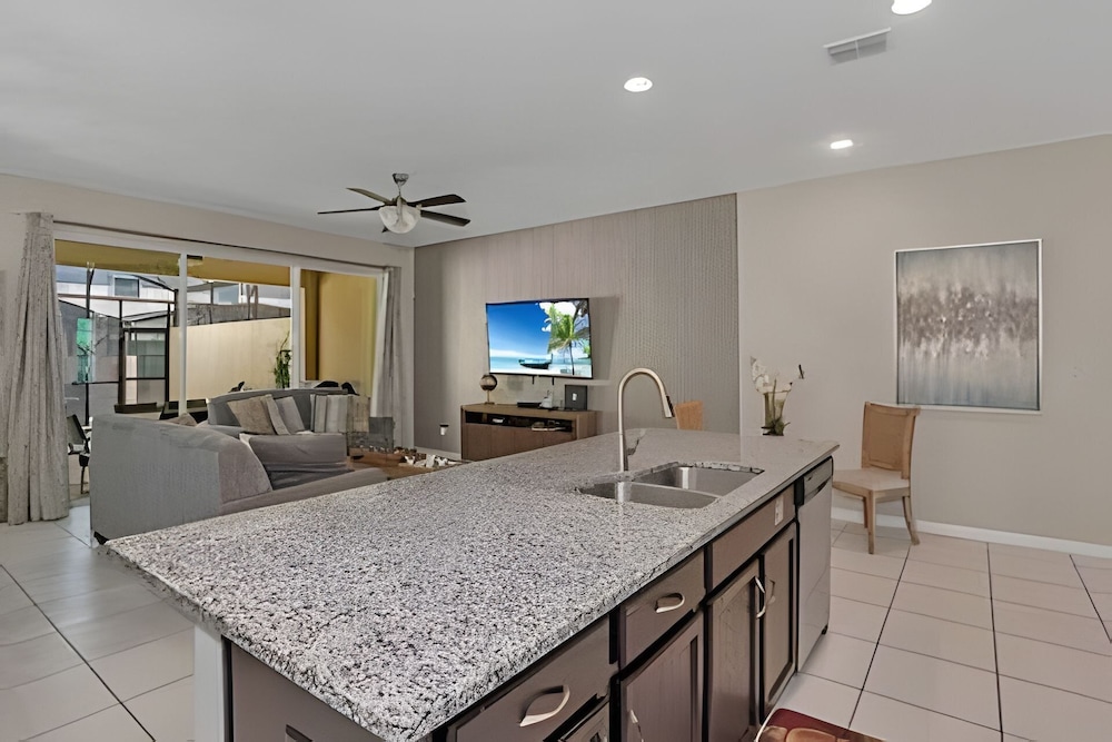Luxury 5-bed Home With Private Splash Pool