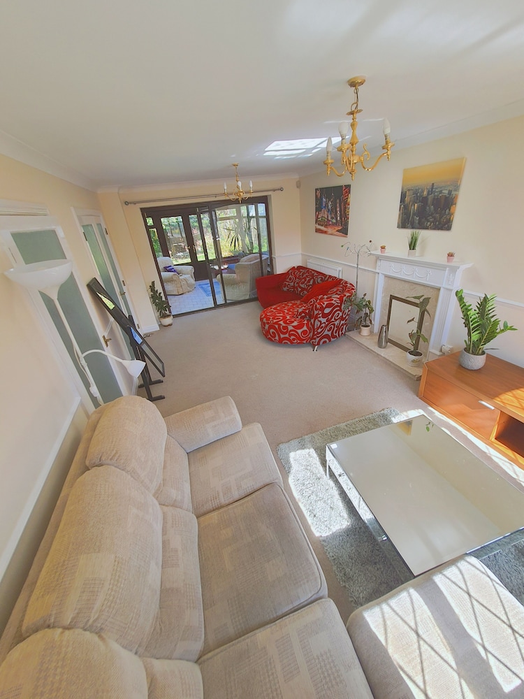 Bright and Spacious Holiday Home in Bradley Stoke view 5