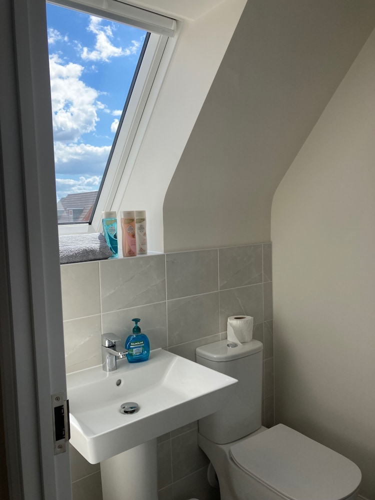 House-sleeps 8-parking-garden