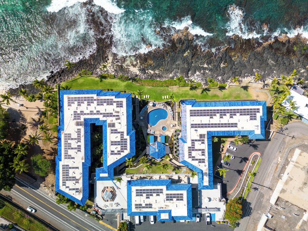 Kona Reef F2 Charming Oceanfront Condo for 4!