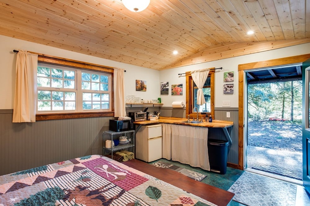 Unique Glamping Experience, Pet Friendly, Sleeps 2