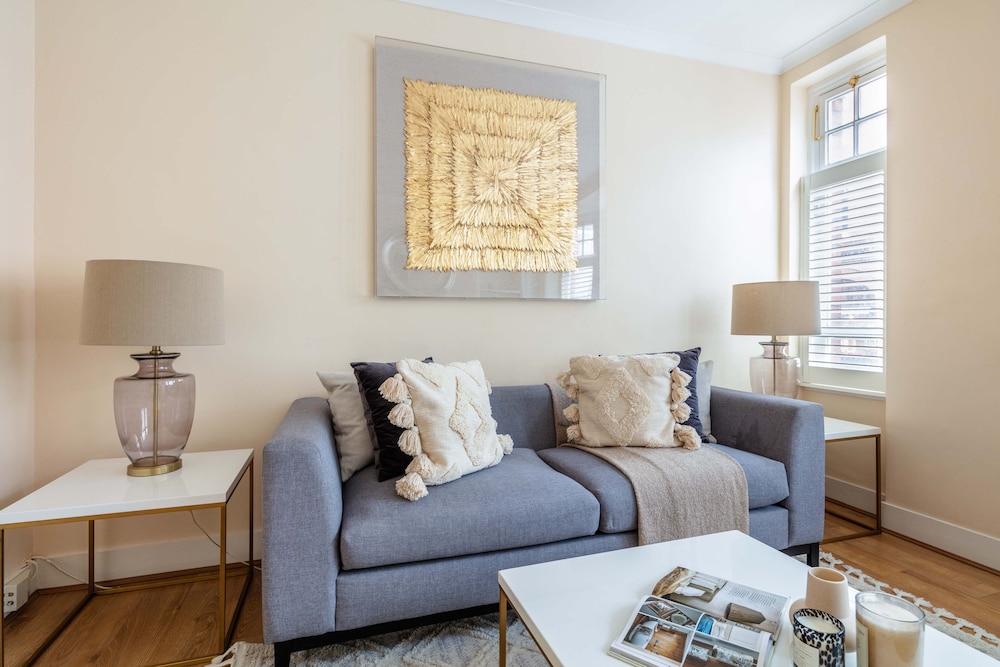 Stylish 3BR 2BA in Mayfair by Hyde Park