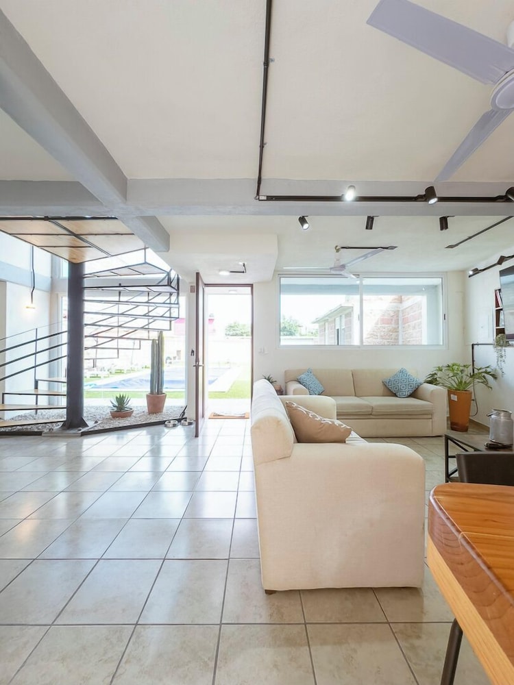 New Comfortable Retreat. Pool & BBQ