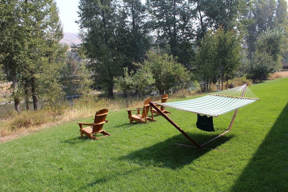Methow River Lodge & Cabins