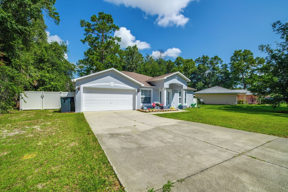 8 Mi to Silver Springs: Tranquil Home w/ Gazebo