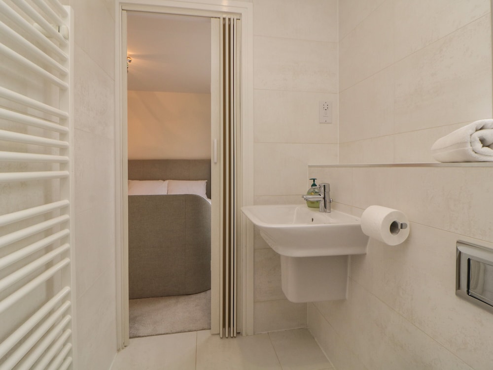 2 White Rock Court