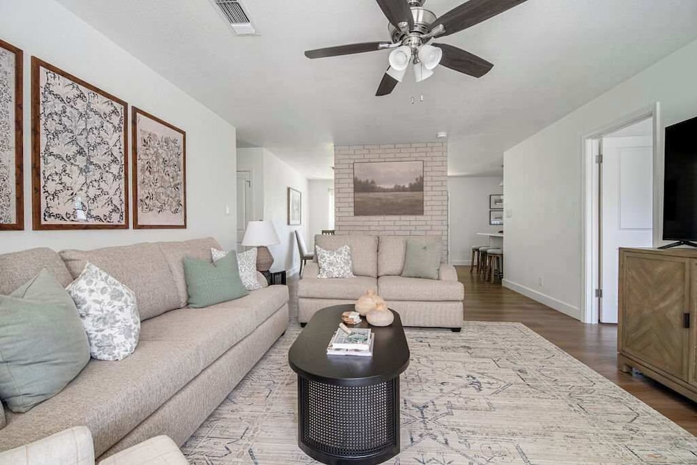 Luxe Poolside Retreat W/sauna-minutes From Downtown!