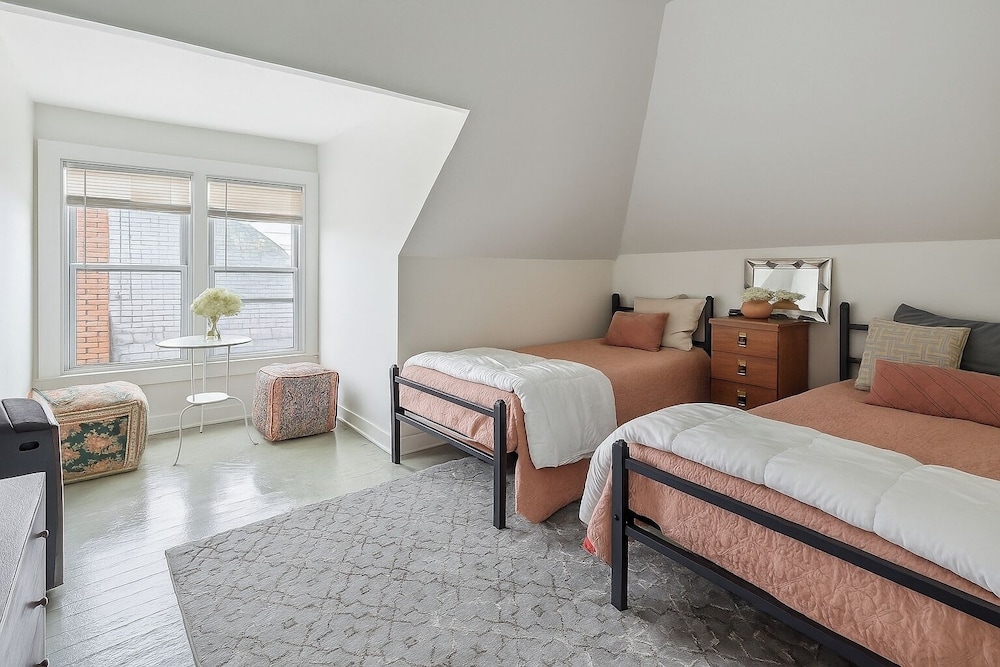 Detroit 6BR House Wifi, Parking, Pet Friendly