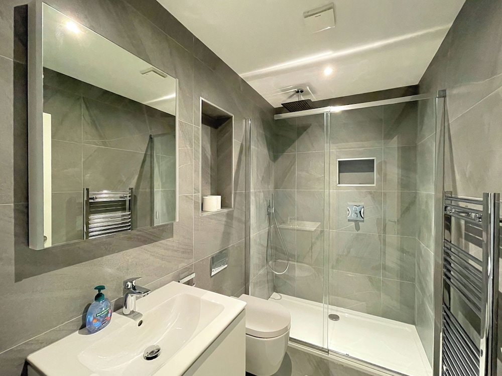 Luxury 2 Bedroom Apt with Parking