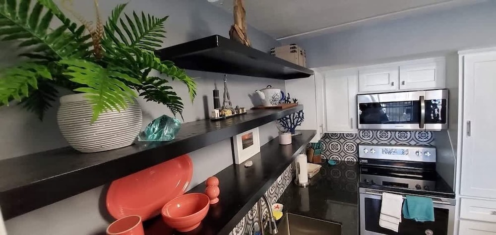 Saida Beachfront Luxe Condo Two Heated Pools 2 Bedroom Condo
