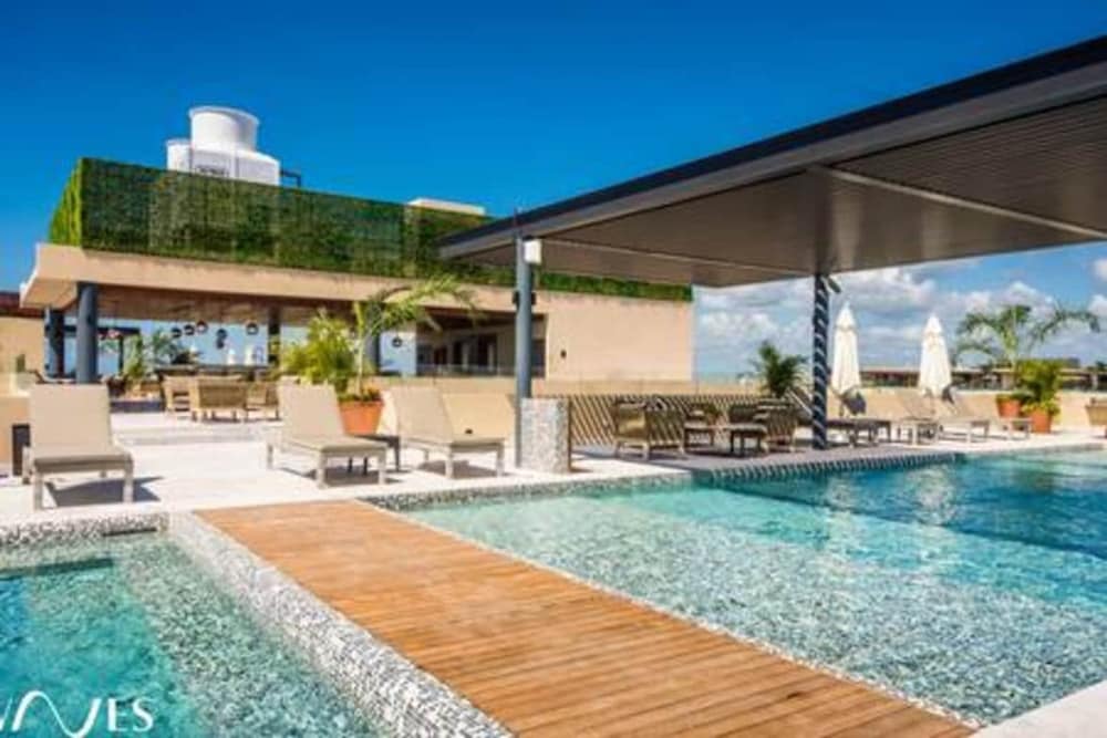2 Br With Rooftop Pool and Stunning Ocean View