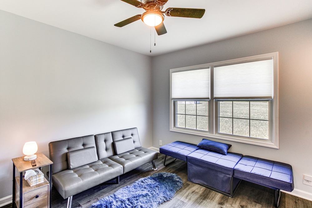 Group-friendly Home w/ Game Room in Albany!