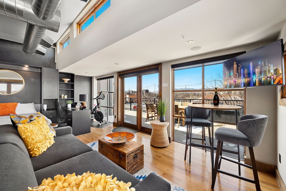 Penthouse With Mountain Views in Heart of Old Town