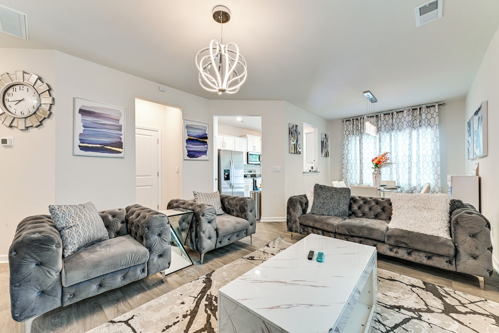 7 Mi to Uptown - Pet-friendly 2-story Townhome!