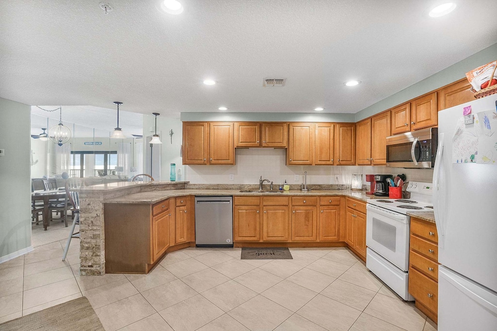 Palms 915- Premier Beachfront Condo