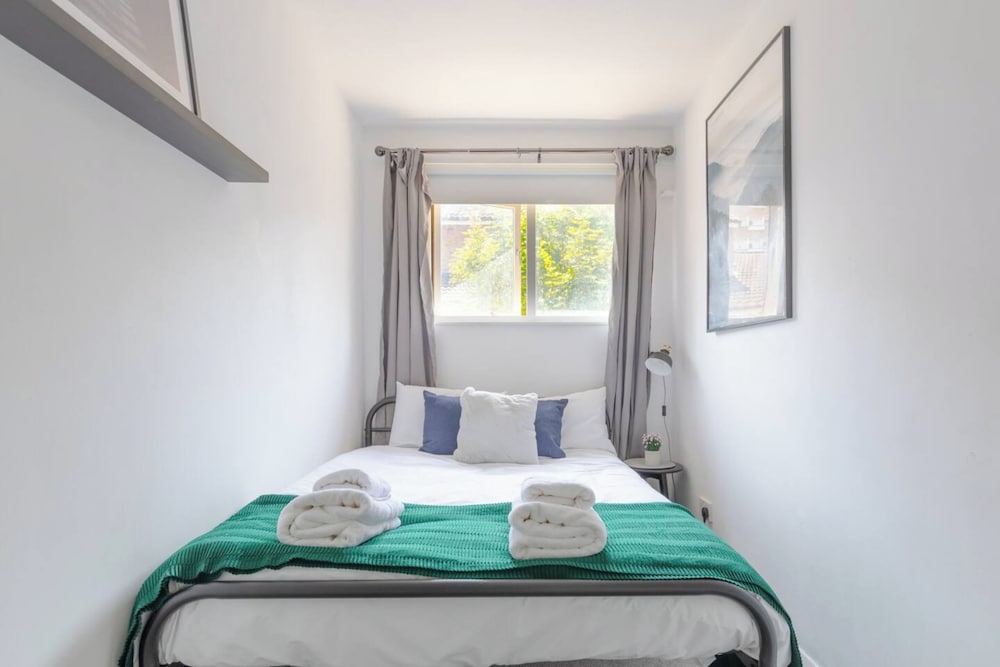 Lovely 4 Bed House w Garden, 1 Stop to Waterloo