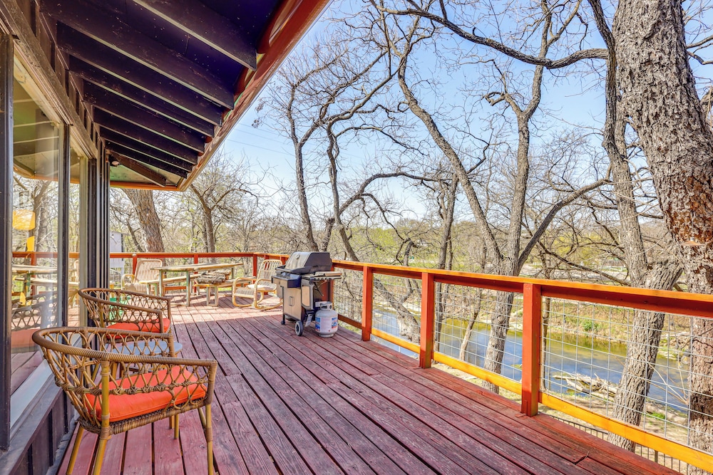 Creekside Cottage w/ Deck & Hot Tub in Belton