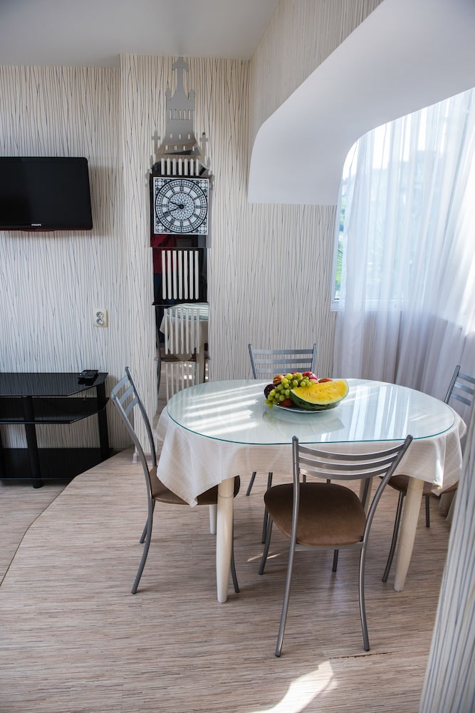 Cozy three bedroom apartment on Lenina