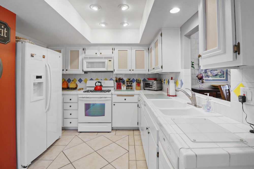 2BR 2BA Charming Cathedral City Condo With Territorial Views