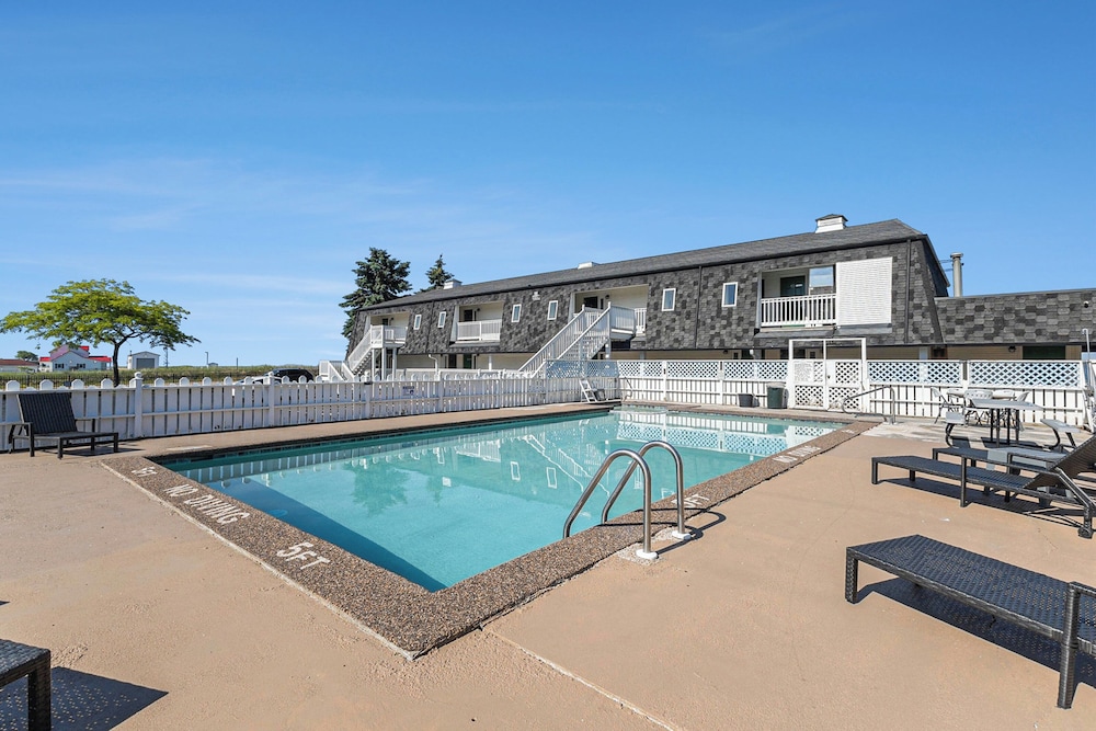 Snyder's Shoreline Inn