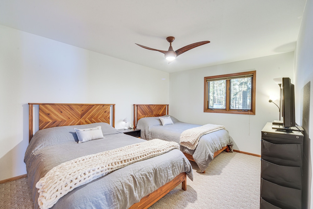 Boat Dock, Full Gym: Waterfront Nelson Lake Gem!