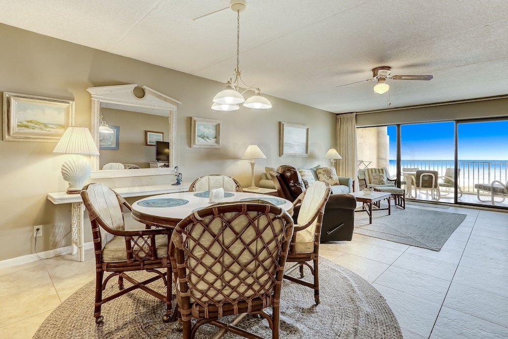 Ocean View Condo, Easy Acces to the Pool and Private Walkway to the Beach by RedAwning