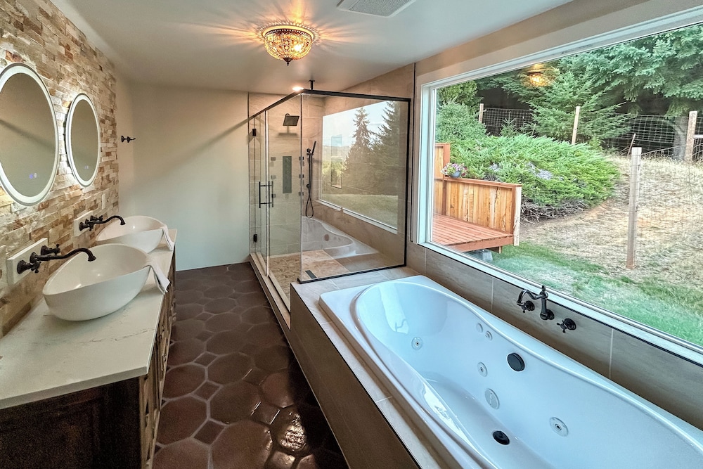 4 Mi to River: Umpqua Valley Villa w/ Fire Pit!