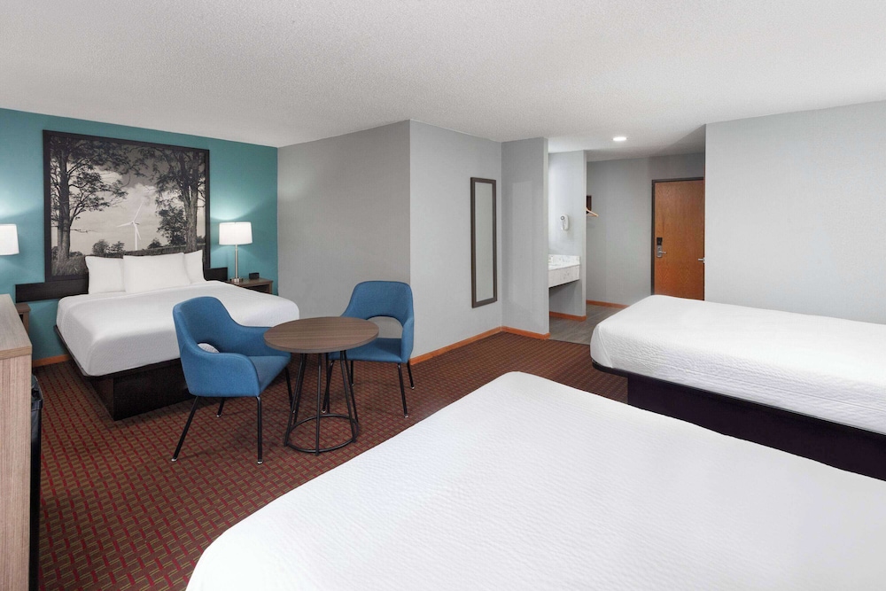 Super 8 by Wyndham McHenry/Fox Lake Area - Property Image 13