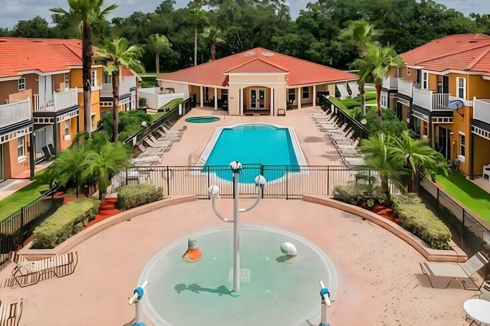 Cozy 4BR Villa w/ Priv Pool Lake Berkley Resort
