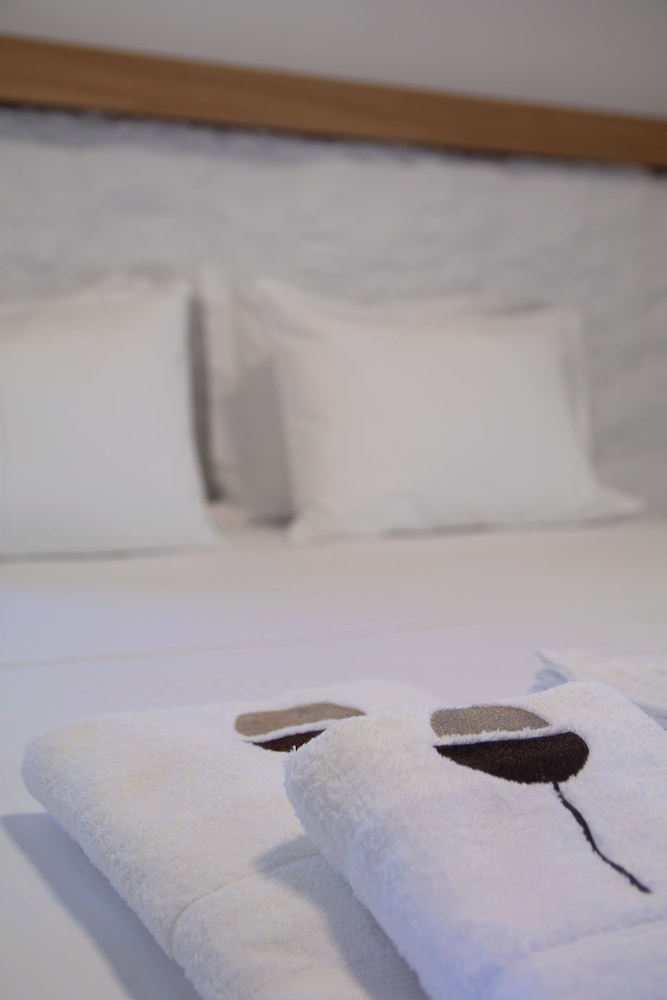 Thronos Suites