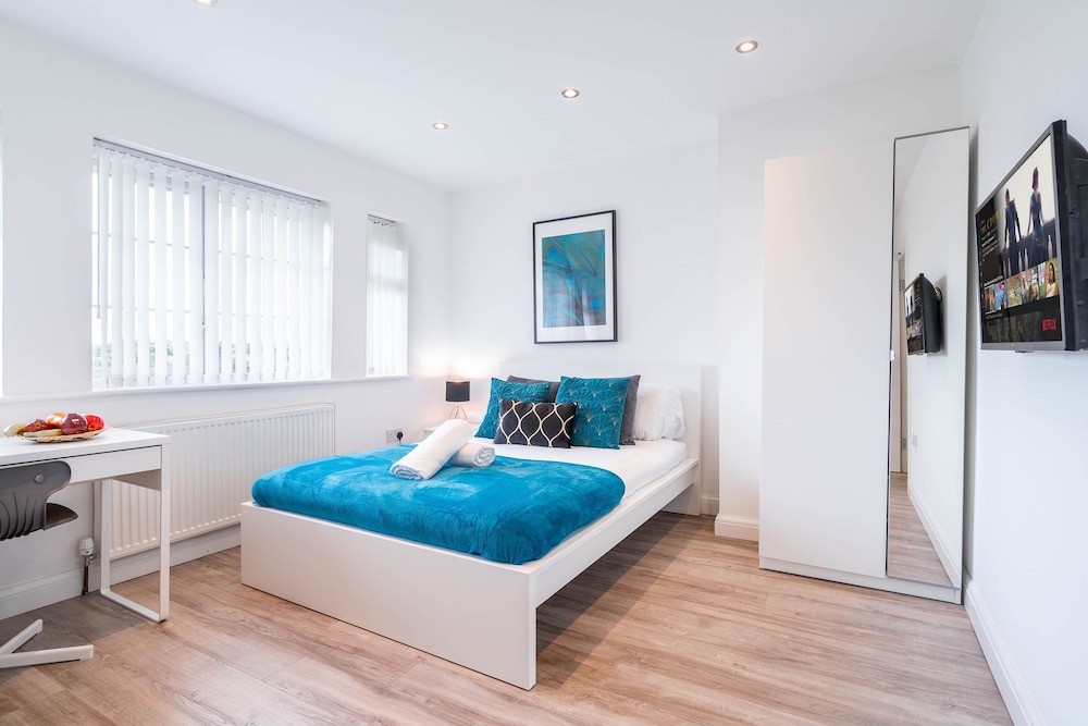 Four Bedroom House With Garden and Parking in West Midlands view 3