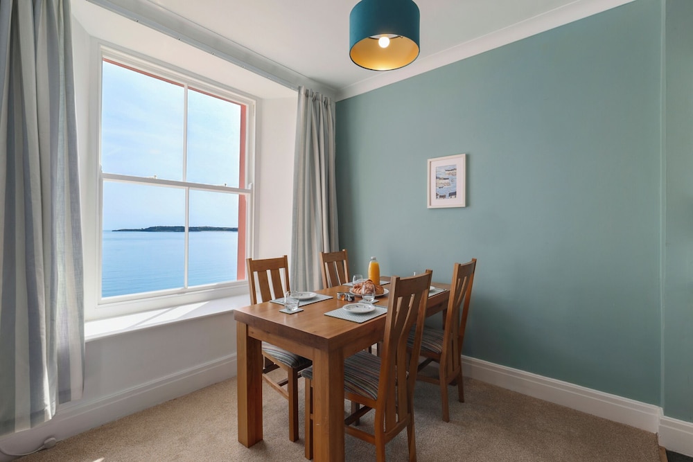 5 Paragon Court - Sea Front Apartment