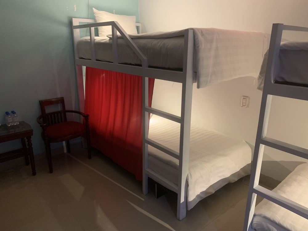 Central Beach Hotel - Hostel