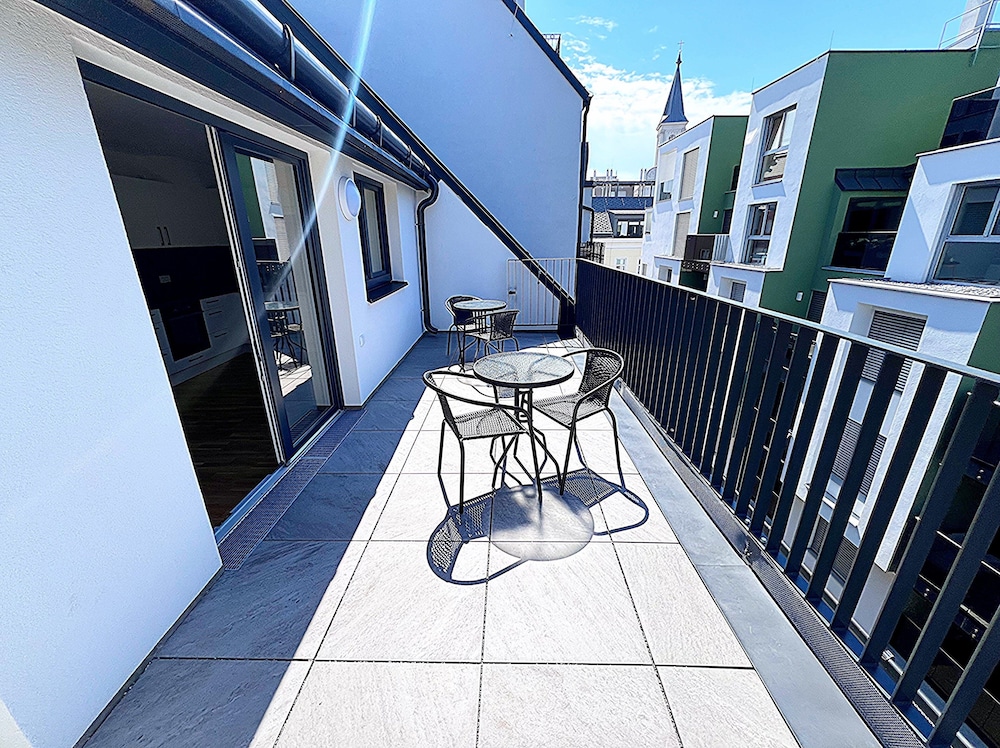 Apartments next to Public Transport GG13