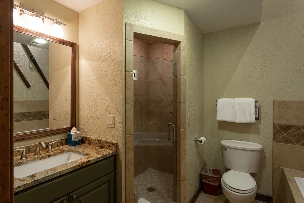 Pine Inn at Trail's End Lodge - Three Bedroom Residence with Den and Spa #5 3 Condo