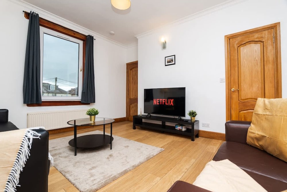 2bed Upper Cottage Flat-on Street Parking