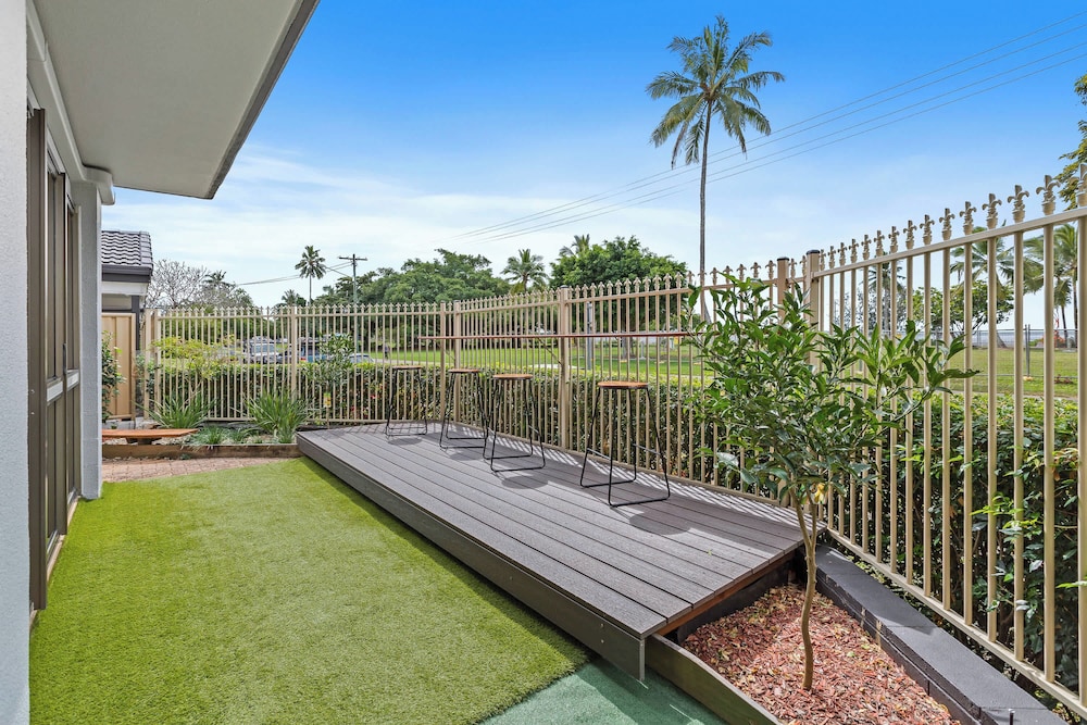 Rainforest Reef Retreat - Esplanade Ground-floor Apartment