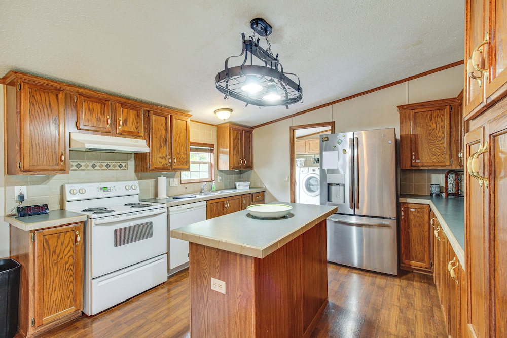 Large Private Yard: Home 16 Mi to Fall Creek Falls