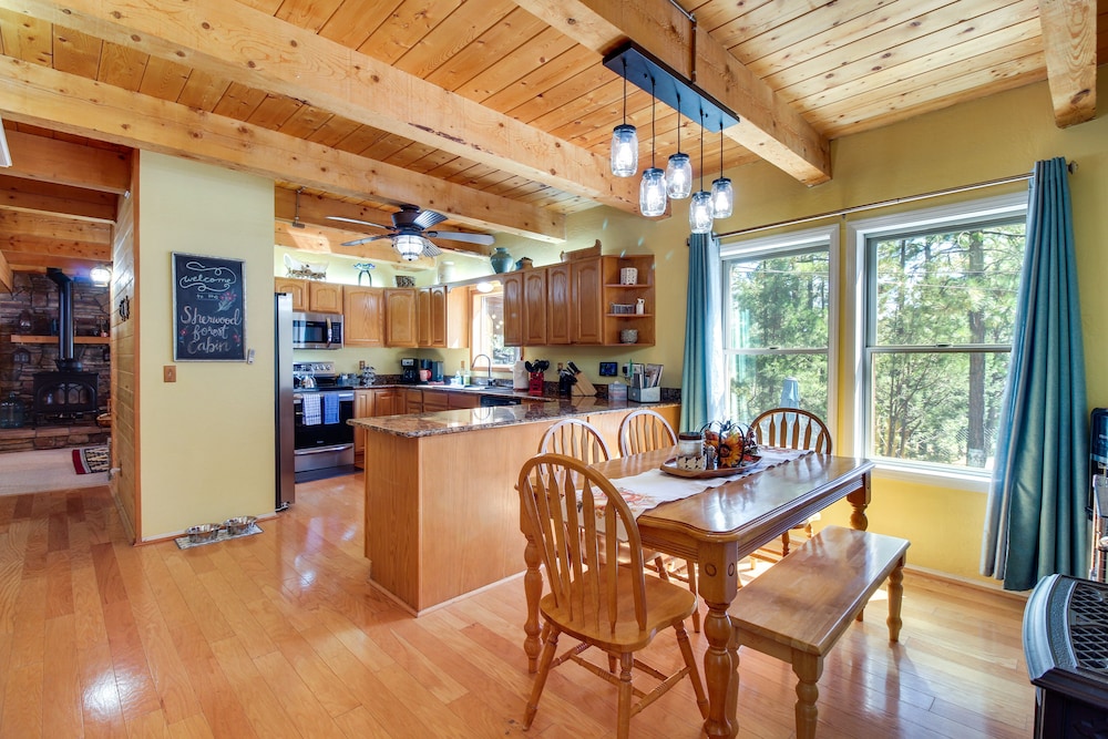 Hot Tub + Decks: Sherwood Forest Cabin