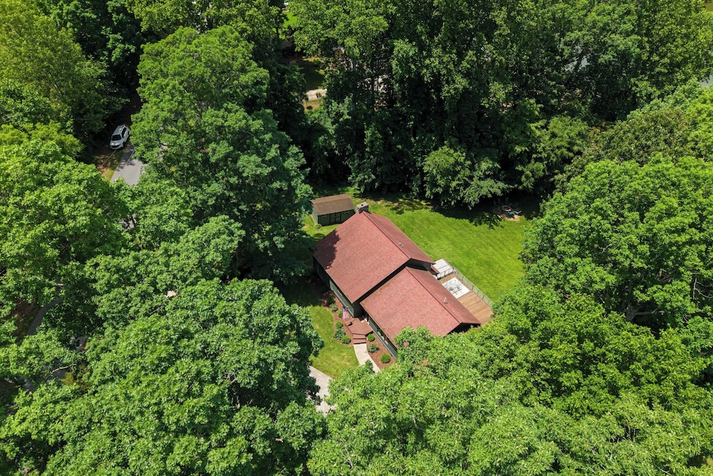 Shady Daze: Waterfront Home w/ Deck, Hot Tub & Lake Views