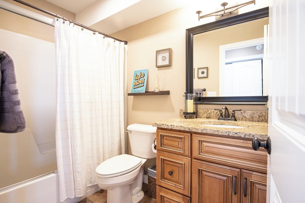 Spacious Family Friendly 3 Bed/3 Bath w/ Amazing Views, Lakeside Pool, & Boat Slip