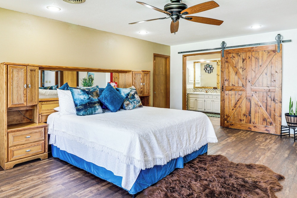 3 Mi to Downtown Roswell: Home w/ Patio + Yard