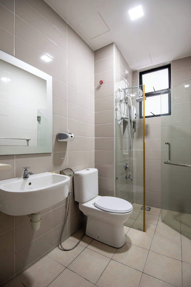 Stylish 4BR Near Paradigm Mall, Pool, Free Parking