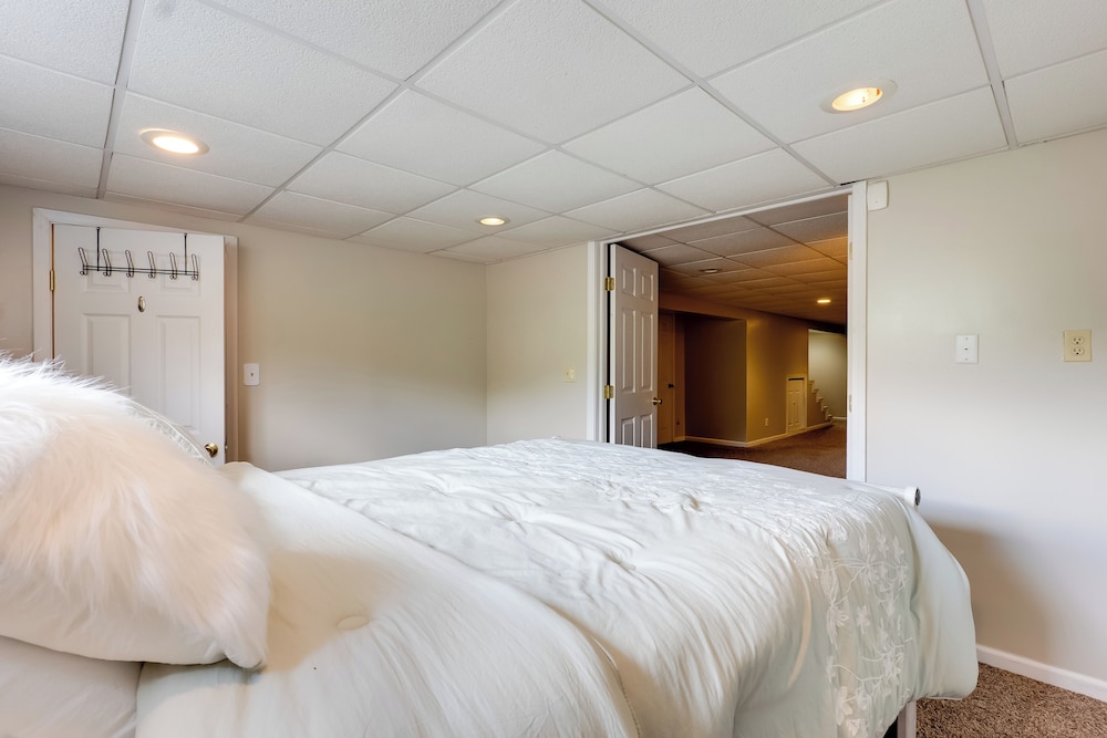 Game Room & On-site Pond: Laurelville Retreat!