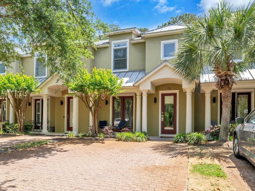 Gulf Place Courtyard 73
